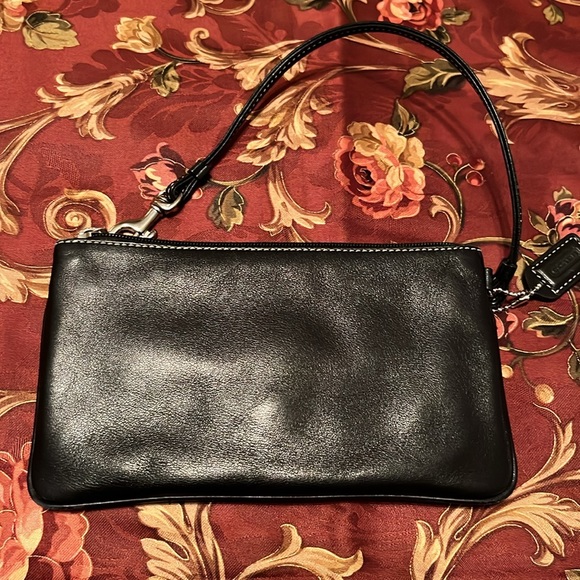 COACH LEATHER WRISTLET - Picture 4 of 7